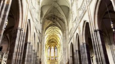 St. Vitus Katedrali 'nin görkemli iç mekanı. Prag 'daki St. Vitus Katedrali. Çek Cumhuriyeti Güzel Gotik Mimari