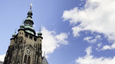 Mavi gökyüzünün arka planında St. Vitus Katedrali 'nin güzel bir manzarası. Prag Katedrali. Prag 'ın simgeleri. Çek Cumhuriyeti 'nde turizm