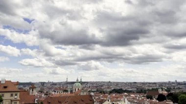 Eski Prag şehrinin güzel bir manzarası bulutlu gri gökyüzünün arka planına karşı. Prag 'ın kırmızı çatıları. Güzel Prag
