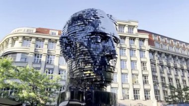 Franz Kafkas Prag 'da başkanlık yapıyor. Çek Cumhuriyeti 'nin başkentinde modern bir şehir heykeli..
