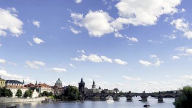 Gökyüzünün ve Prag 'ın güzel bir manzarası. Avrupa başkentlerine bir gezi. Avrupa turları