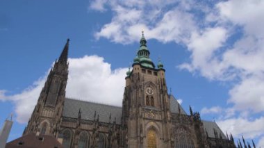 Mavi gökyüzünün arka planına karşı St. Vitus 'un Prag Katedrali. Güzel ortaçağ Avrupa mimarisi