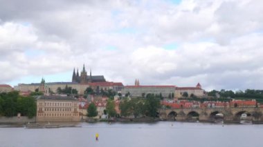 Prag 'ın Eski Kasabası ve Vtlava Nehri' nin güzel bir manzarası. Praga panoramasının zaman atlamalı videosu yüzen bulutların arka planına karşı. Prag ve bulutlu gökyüzü