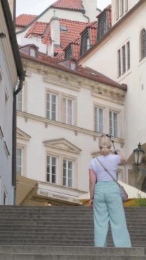 Prag 'ın Panorama' sı. Prag Kalesi 'ne çıkan büyük taş merdivenler. Çek Cumhuriyeti 'nin turizmi. Dikey video