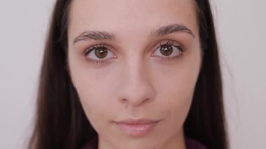 Kameraya bakarak insanların yüzlerini değiştiriyorum. Farklı yaş ve cinsiyetlerden Avrupalı insanlar. Mutlu insanlar konsepti.