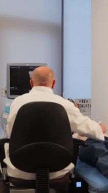 Fetüsün ultrason teşhisi sırasında hamile bir kadının dikey videosu. Hamilelik testi. Hamilelik teşhisi. Sağlıklı hamilelik.