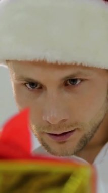 Noel Baba şapkalı neşeli bir adamla neşeli bir yolculuğa katılın. Noel ruhunu kucaklıyor, bir kitaptan neşe buluyor ve hediyeleri açıyor.