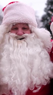 Bu festival videosunda Noel Baba gösteriliyor, mevsimin sıcaklığını ve neşesini yakalıyor. Yakın çekimler, dostça yüzünü ve klasik kırmızı şapkasını vurguluyor.