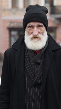 Videoda çeşitli yaşlarda sakallı, siyah şapkalı ve koyu renk paltolu adamlar gösteriliyor. Bireyselliği ve geleneği kutlar.