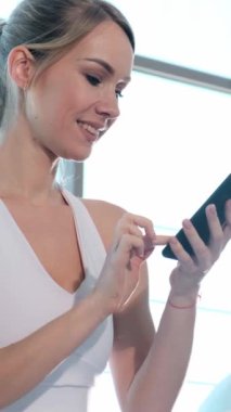 Bir kadın tabletini farklı ortamlarda kullanır. Spor salonlarından spor salonuna doğru koşmaya başlar. Telefonuyla evde dinlenmeye başlar.