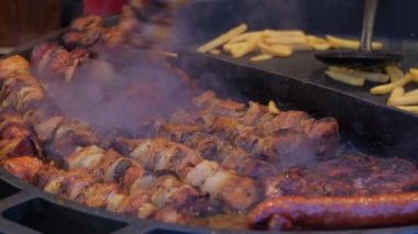 Barbeküde pişirilmiş lezzetli et ve sosisler. Sokak yemekleri konsepti. Yüksek kalite 4k görüntü