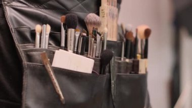 Siyah deri bir düzenleyicide farklı boyutlarda birçok makyaj fırçası var. Yüksek kalite 4k görüntü