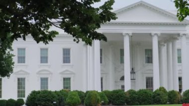 Bu video, Washington D.C. 'deki yemyeşil alanlarla çevrili ikonik Beyaz Saray' ı gösteriyor. Bulutlu bir günde çekilen çekim, dingin havayı ve mimari ihtişamı yakalar.
