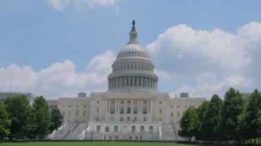 Bu video, Washington D.C. 'deki Capitol Binası' nı gösteriyor. Beyaz mimarisini ve kubbesini açık mavi gökyüzüne vurguluyor.