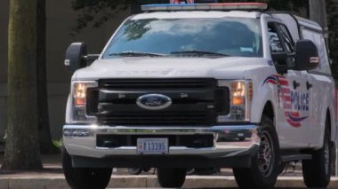 Sessiz bir yolda park etmiş beyaz bir Ford polis kamyonuyla anlatılan öykü, varlığına yol açan olaylar hakkında merak uyandırıyor.