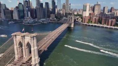 Manhattan Köprüsü, D.U.M.B.O bölgesinin yanındaki sahilden tamamen açık gökyüzü ile görülüyor. Manhattan silueti arkada görülebilir. Yüksek kalite 4k görüntü