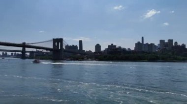 New York Finans Bölgesi ve Aşağı Manhattan. Mavi gökyüzü ve bulutlu köprü manzarası. Yüksek kalite 4k görüntü