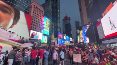 Yoğun kavşak, New York 'ta geceleri caddede insanlarla dolup taşıyor. Yüksek kalite 4k görüntü