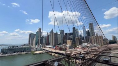 Brooklyn Köprüsü Parkı 'ndan Manhattan şehir merkezi gündüz manzarası. Yüksek kalite 4k görüntü