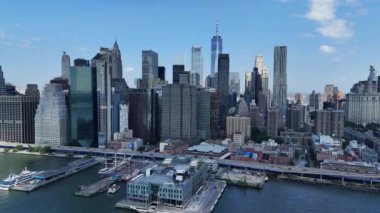 Gökdelenler şehri şehir merkezi, New York Skyline binaları. Güzel Gayrimenkul. Gündüz vakti. - Evet. Yüksek kalite 4k görüntü