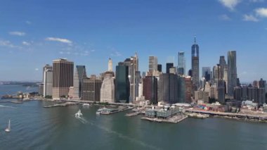 İHA 'dan New York silueti. Hudson nehrinin üzerinde New York Manhattan. Yüksek kalite 4k görüntü