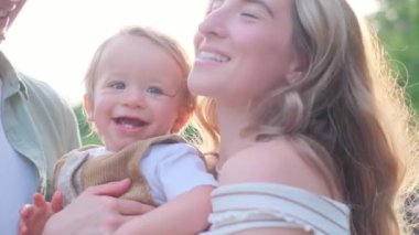 Yürek ısıtan bir video, bir erkek ve bir kadının sevgi dolu bir şekilde kucağına aldığı ve neşe saçtığı bir video. Aile bağının ve aile bağının güzelliğini yansıtıyor.