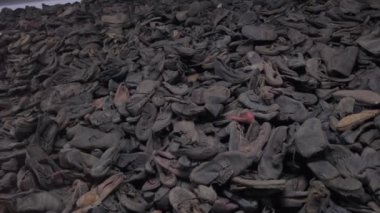 Auschwitz-Birkenau, Polonya - 1 Ağustos 2023: Mahkûmlara ait eşyaların kalıntıları. Yüksek kalite 4k görüntü