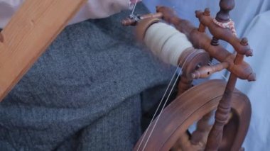 Tarihi bir atölyede keten ören bir kadının yakın çekimi. El işi konsepti. Yüksek kalite 4k görüntü