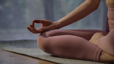 Meditasyon yaparken kadın elinin yakın plan çekimleri. Lotus yakın plan poz verir.