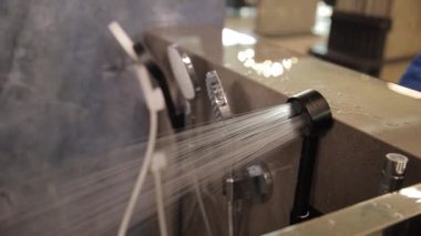 Bir hırdavatçıda su sıçratan modern bir duş başlığı. Yüksek kalite 4k görüntü