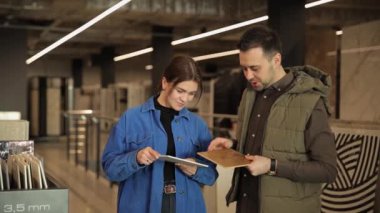 Şirin bir çift bir mağazada banyo kiremit rengi seçiyor. Yüksek kalite 4k görüntü