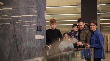 Çocuklu genç bir aile, bir hırdavatçıda banyo için güzel bir tasarımı olan bir duşu seçiyor. Yüksek kalite 4k görüntü