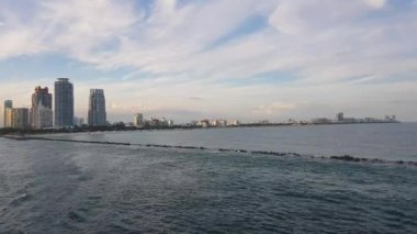 Bu hava videosu, parıldayan bir okyanusa karşı çarpıcı bir ufuk çizgisi sergiliyor. Şehir mimarisini sakin okyanus manzaralarıyla harmanlıyor. Sahil projeleri için ideal.