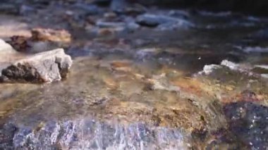 Doğanın dingin güzelliğini, bereketli bir ormanda kayaların üzerinden akan sakin bir akıntıyla hissedin. Şelale gibi akan suyun rahatlatıcı seslerine dalın.