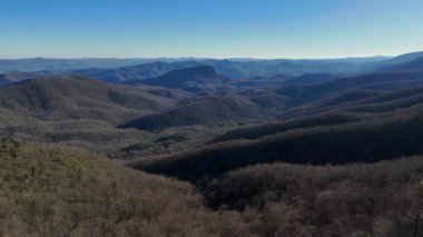 Bu klipte nefes kesici dağ sıraları ve dingin vadiler, yemyeşil alanda sükuneti ve macerayı yakalıyor.