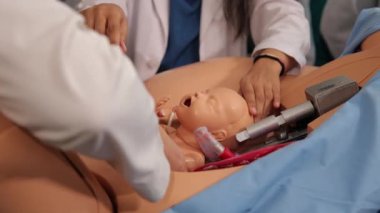 Bir grup öğrenci bir mankenin üzerinde doğum yapmayı öğreniyor. Jinekoloji. Yüksek kalite 4k görüntü