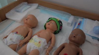 Jinekoloji Fakültesi 'nde okuyan tıp öğrencileri için üç bebek manken. Klinikte. Yüksek kalite 4k görüntü