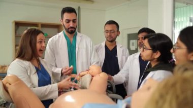 Doktorlar öğrencilere kukla kullanarak nasıl doğum yapılacağını öğretiyor. Klinik