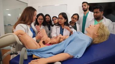 Bir mankene ebelik eğitimi verme süreci. Çocuk doğurmak. Yüksek kalite 4k görüntü