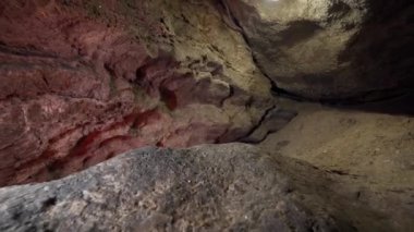 Mağaradan çıkışın görülebildiği bir yeraltı mağarasının görüntüsü. Yeraltı dünyasının harikaları. Taş kayalar