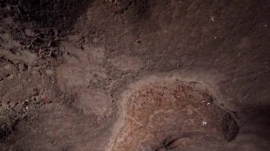 Bir yeraltı mağarasında devasa taş bloklar. İnanılmaz kaya oluşumları. Jeolojik araştırma
