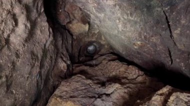 Keşif sırasında bir yeraltı mağarasının devasa taşları. İlginç bir yeraltı dünyası. Eski mağara. Jeolojik bulgu