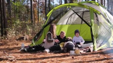 Ormanda sıcak bir çadır sıcak aile sohbetleri için bir yerdir. Aile kahkaha ve doğa keşfi ile rahatlar..