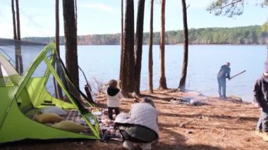 Sessiz bir gölün kenarında dokunaklı bir aile kamp macerası yaşanıyor. Gülme anları, dostluk anları, unutulmaz anılarını vurgula..