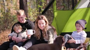 Ormanda bir aile kamp gezisi, köpekleriyle eğlenmek, kahkaha, kahve ve doğa, birlikte kalıcı anılar yaratmak.