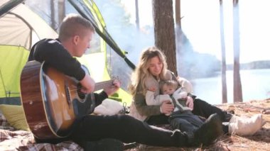 Gitarını rahat bir çadırın önünde çalan bir adam aileyi büyülüyor. Neşeli müzik birliktelik yaratır, aile bağlarını ön plana çıkarır.