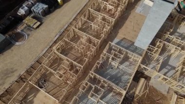 Büyük ahşap bir bina inşa etme süreci, projenin karmaşık ayrıntılarını ve ölçeğini vurguluyor.