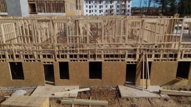 Bu resim, şu anda inşa edilmekte olan ve çerçevesini gösteren büyük bir binanın havadan perspektifini yakalar.