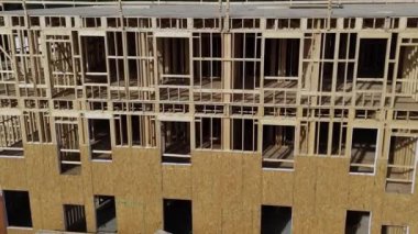 ABD 'de modern bir binanın ahşap yapısı, tasarımını, pencere yapısını ve mimari özelliklerini hava fotoğrafçılığı yoluyla sergiliyor.