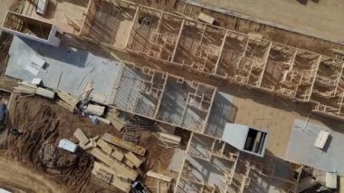 Ahşap inşaat süreci, projenin boyutunu ve karmaşıklığını vurguluyor.